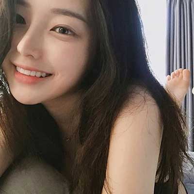 미소가 아름다운 여성