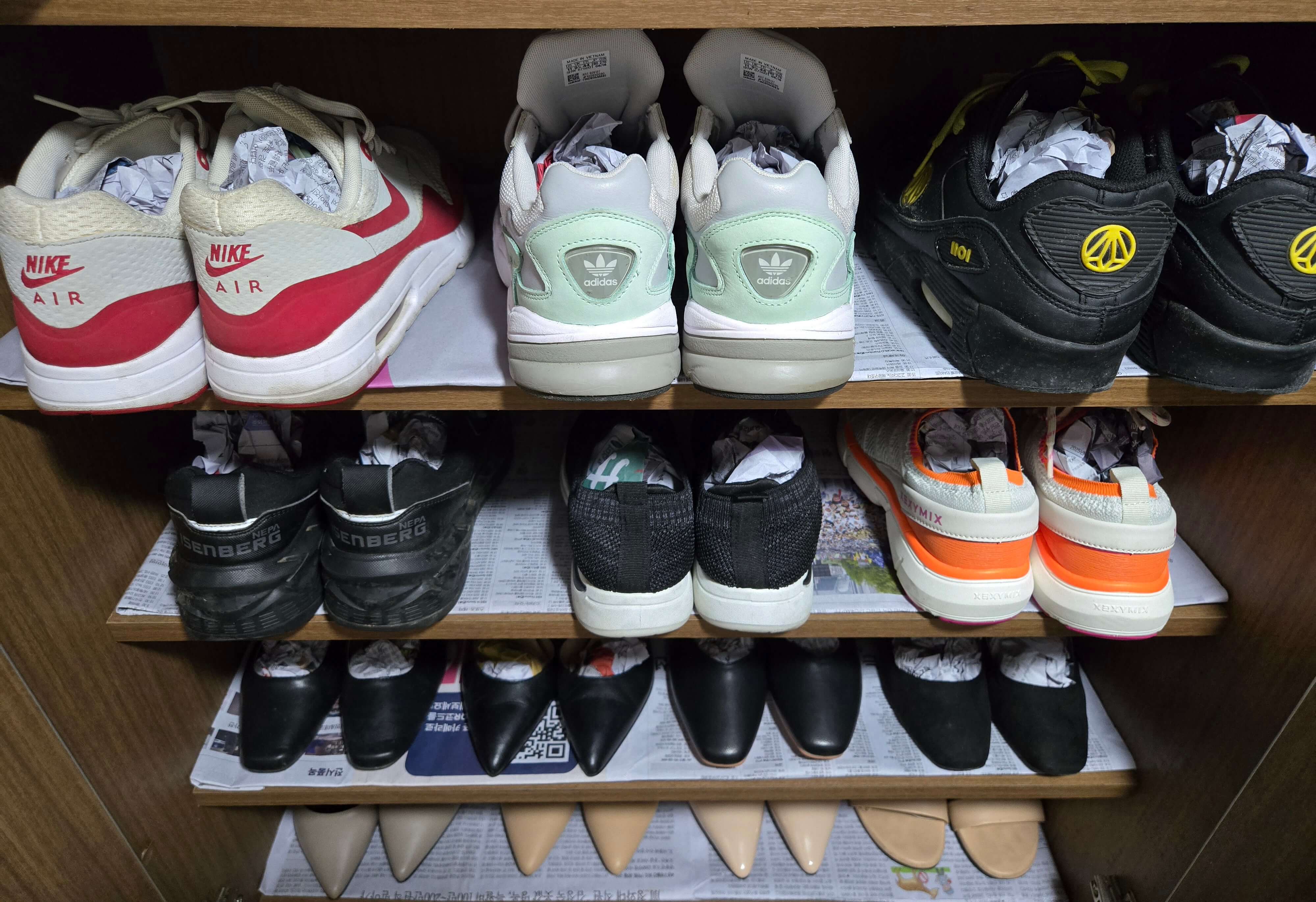 신발장 칸칸마다 신문지를 두껍게 깔고, 신발안에 신문지를 뭉쳐서 넣어놓은 사진