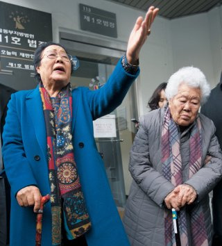 제국의 위안부 공로상 수상 반발