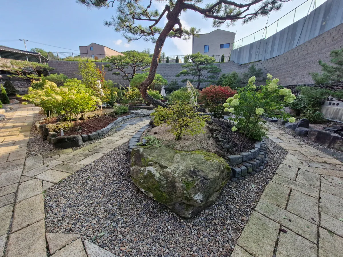 카페-뒷편에-있는-야외-산책로