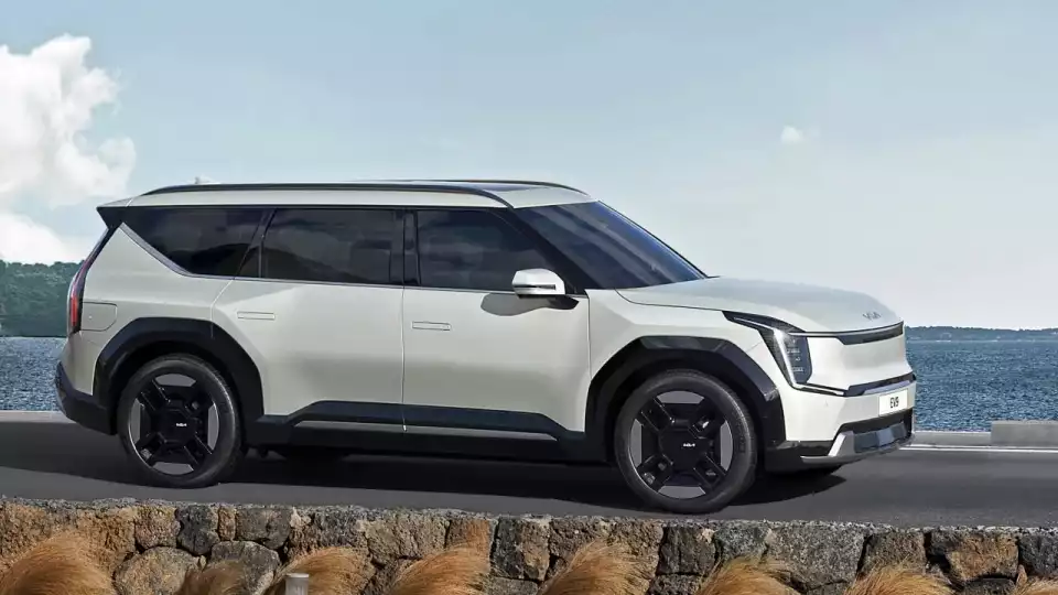 콘셉트 EV9의 양산형 모델, 기아 EV9의 안팎 사진이 나왔습니다.