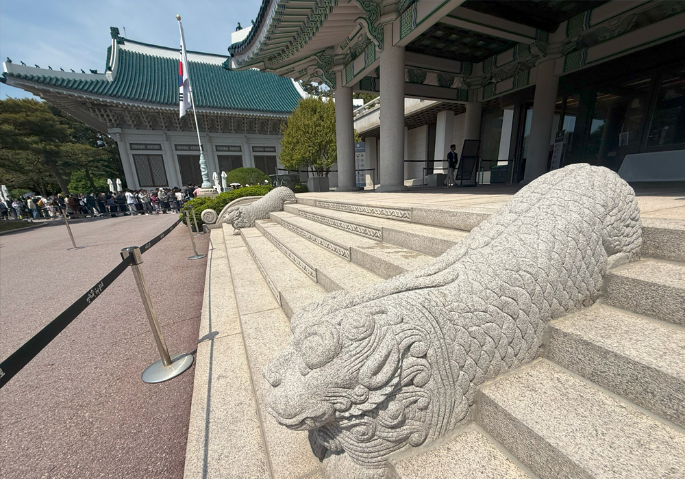 본관 입구 계단 상징 동물상