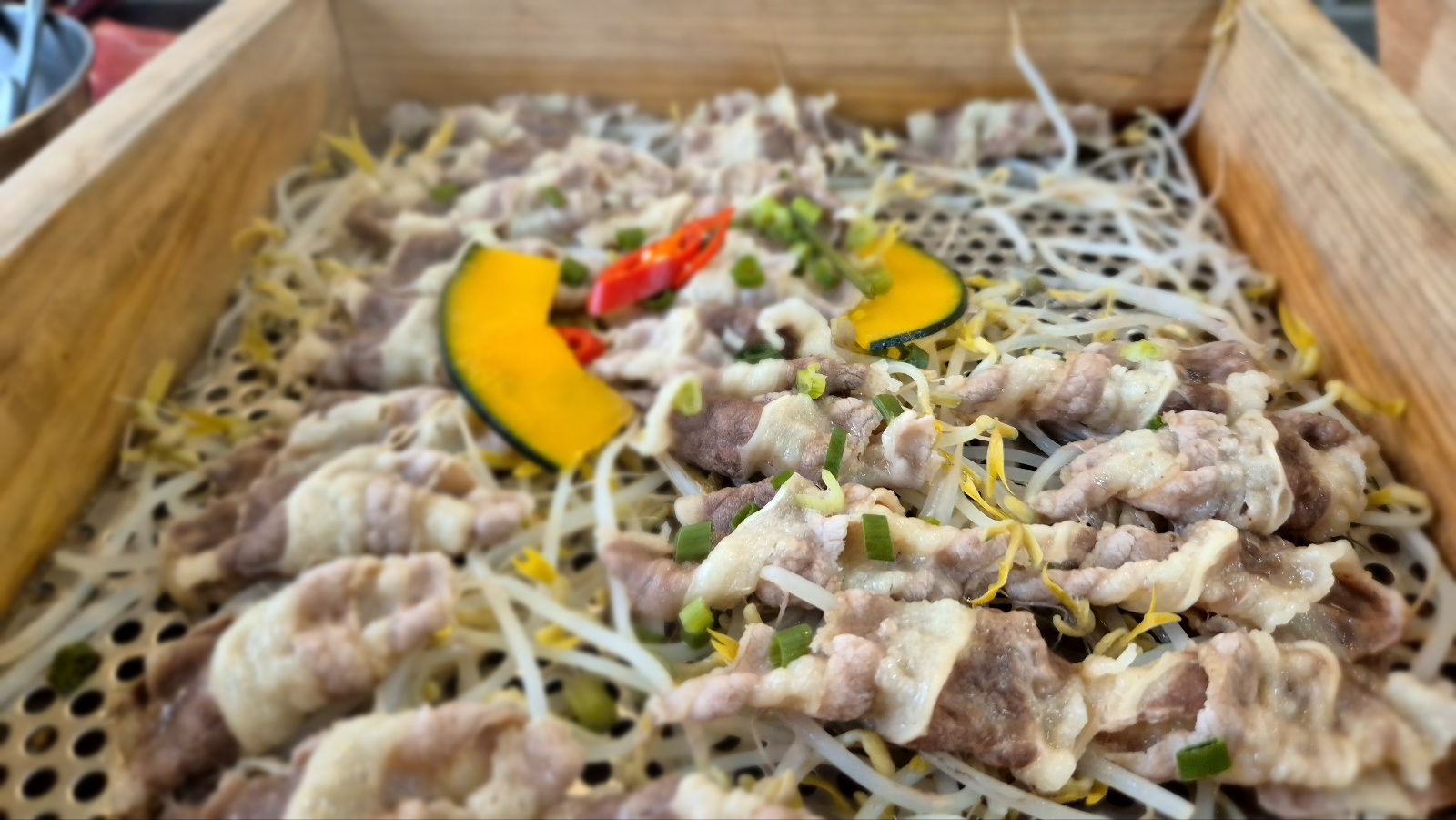 숙주와 함께 먹음직스런 편백찜