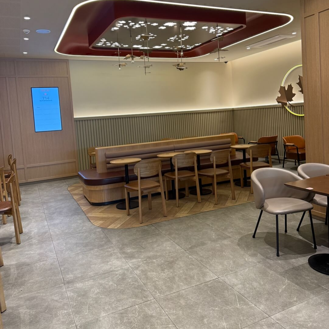 야탑 팀홀튼 내부 좌석 공간 전경