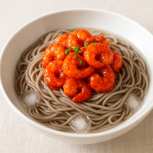 칠리새우가 토핑된 매콤한 냉소바 한 그릇