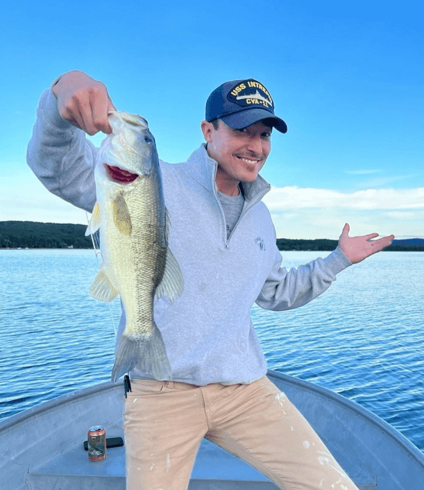 다니엘 헤니가 낚시해서 잡은 물고기와 함께 찍은 사진