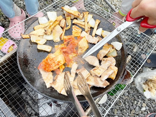 연지곤지-팜-캠핑장-고기굽기