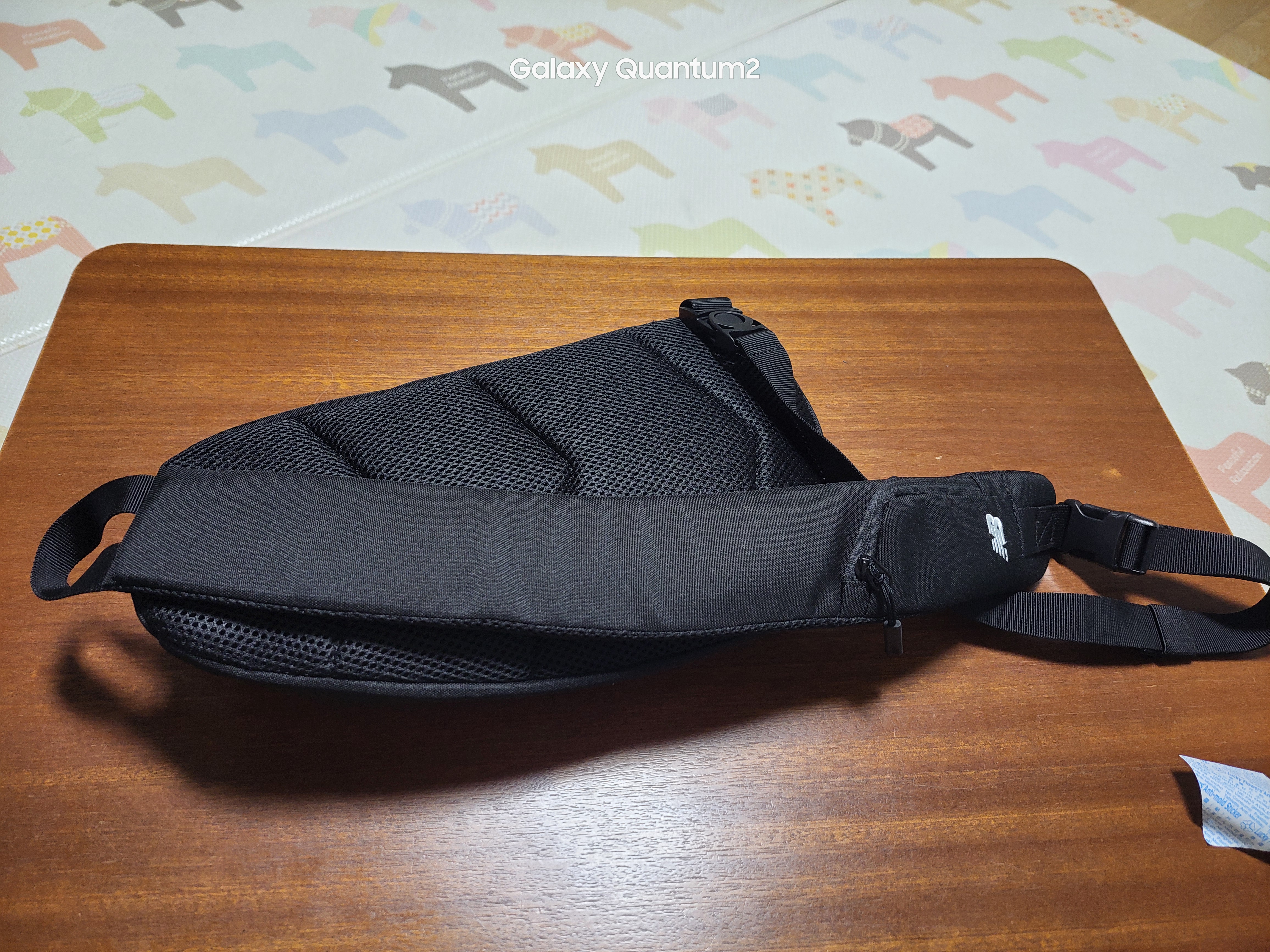 뉴발란스 슬링백가방 NBGCESP113 뒷면 사진