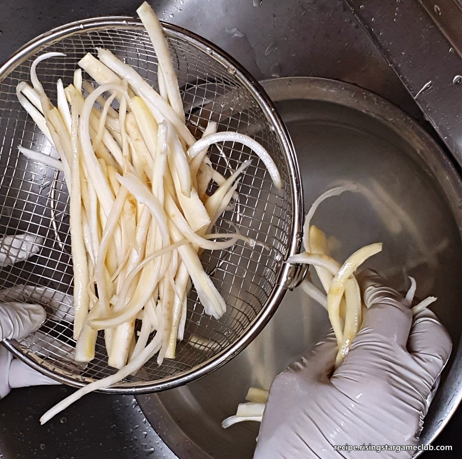 도라지나물에 들어갈 절여진 도라지를 채반에 건지는 사진