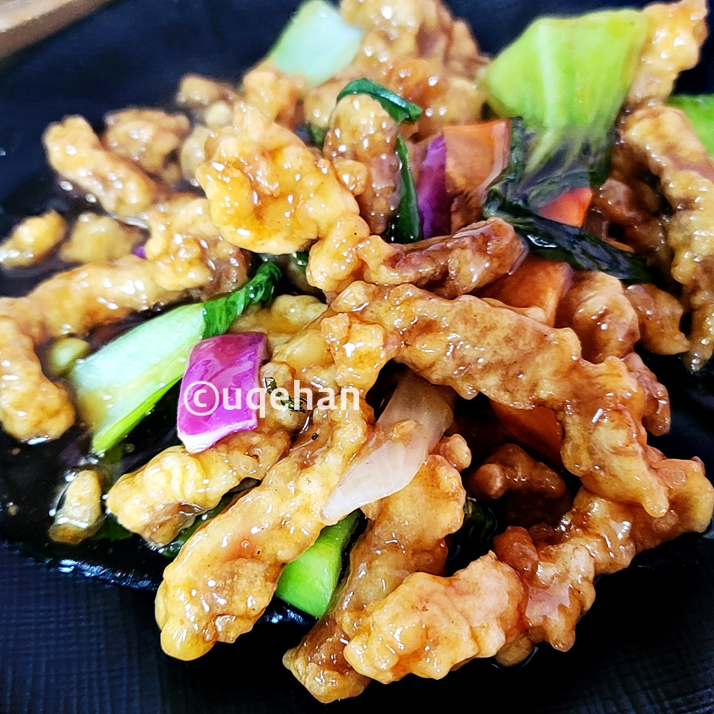 양주 천안문 탕수육 사진이다. 탕수육 안에 청경채와 양파 당근이 들어가 소스가 부어져있다.