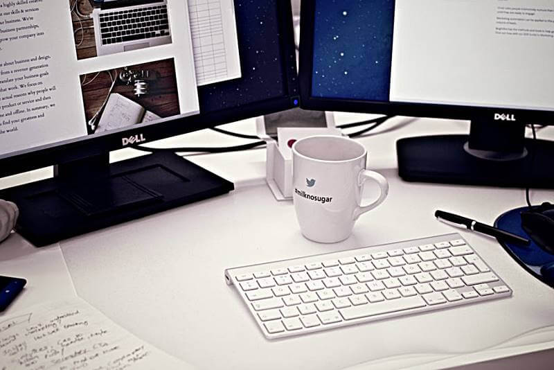 책상위-모니터-키보드-마우스-그리고-커피가-놓여있는-모습