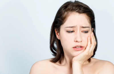 이가 아픈 여성