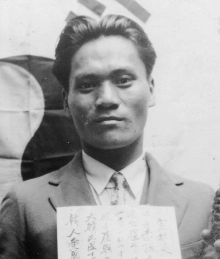 태극기 앞 윤봉길 의사