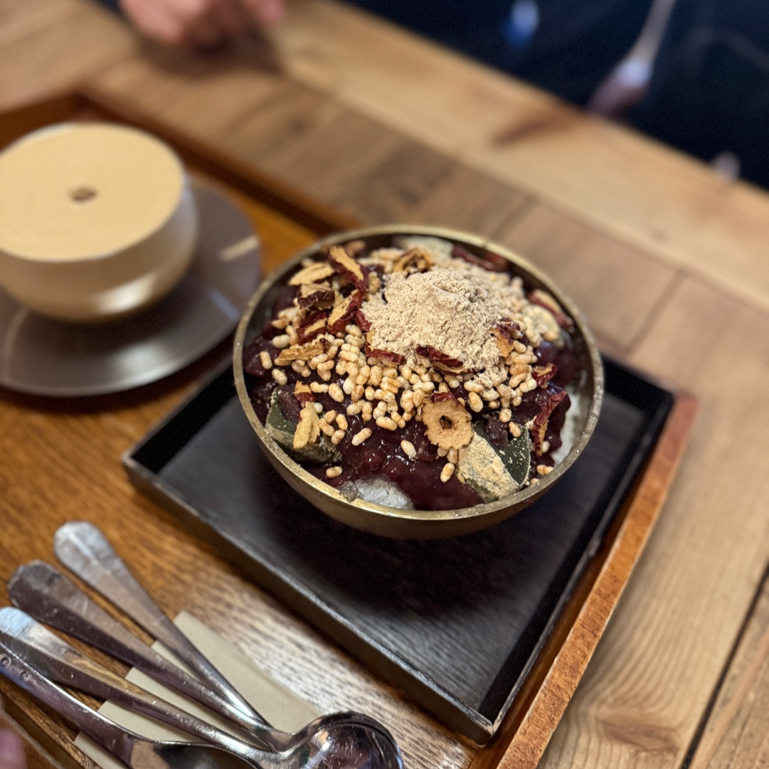 남원 산들다헌 대추빙수 대추칩과 곡물 토핑이 올라간 팥빙수