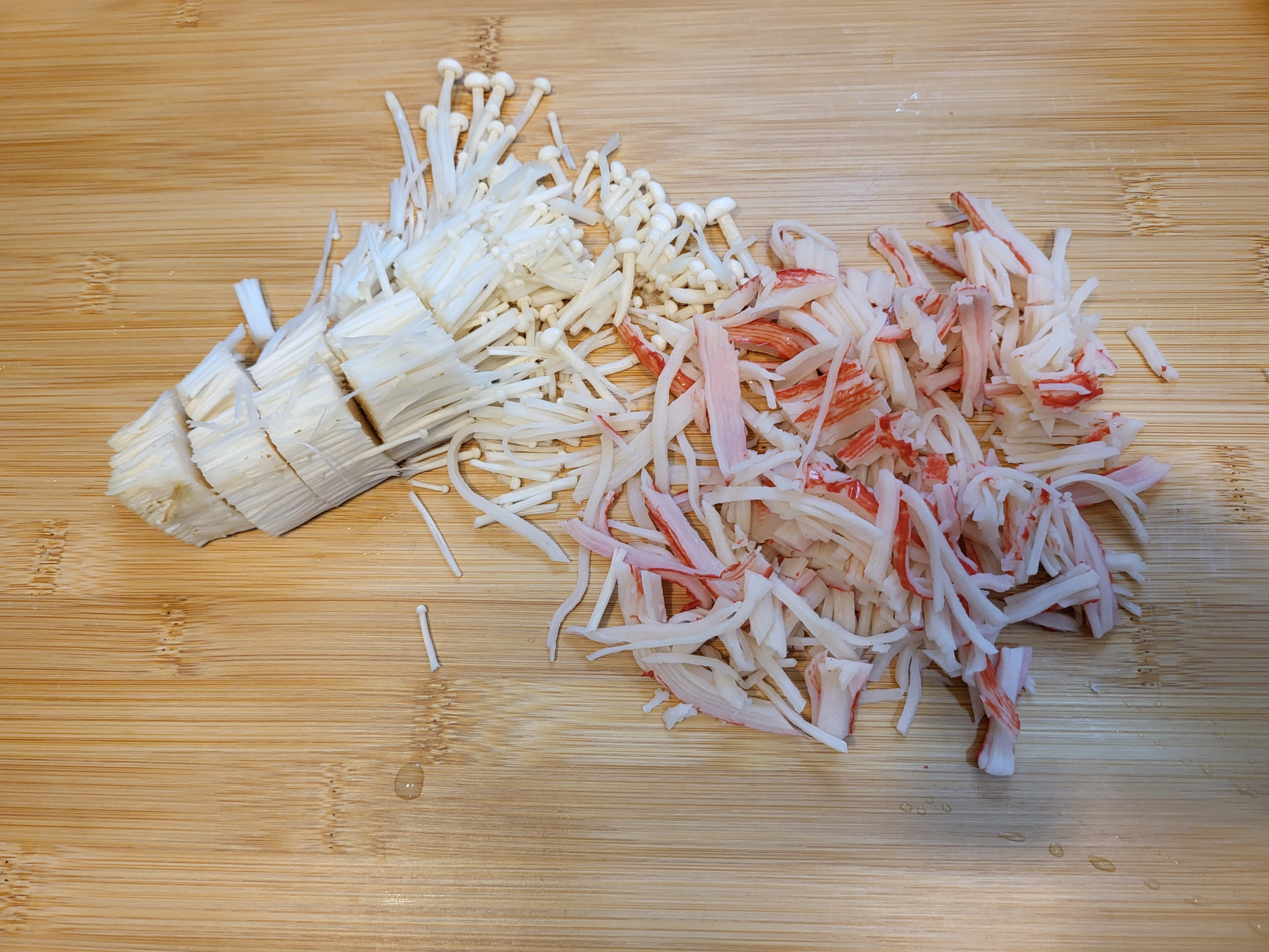 팽이버섯과 맛살 자르기