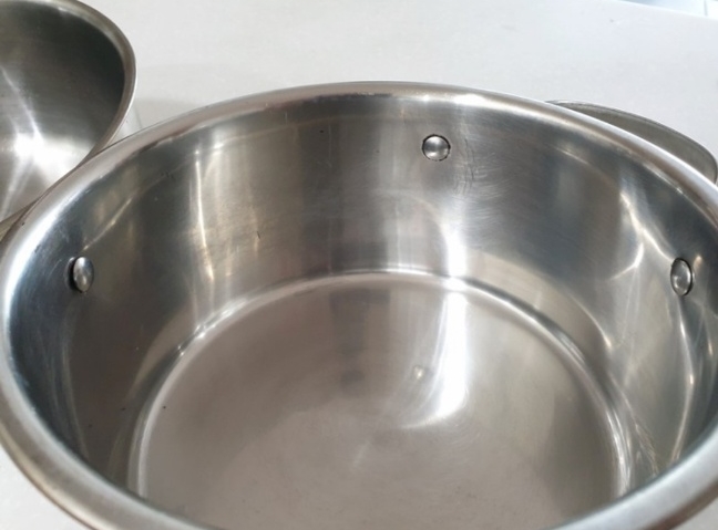 깨끗하게 닦아진 스테인리스 냄비