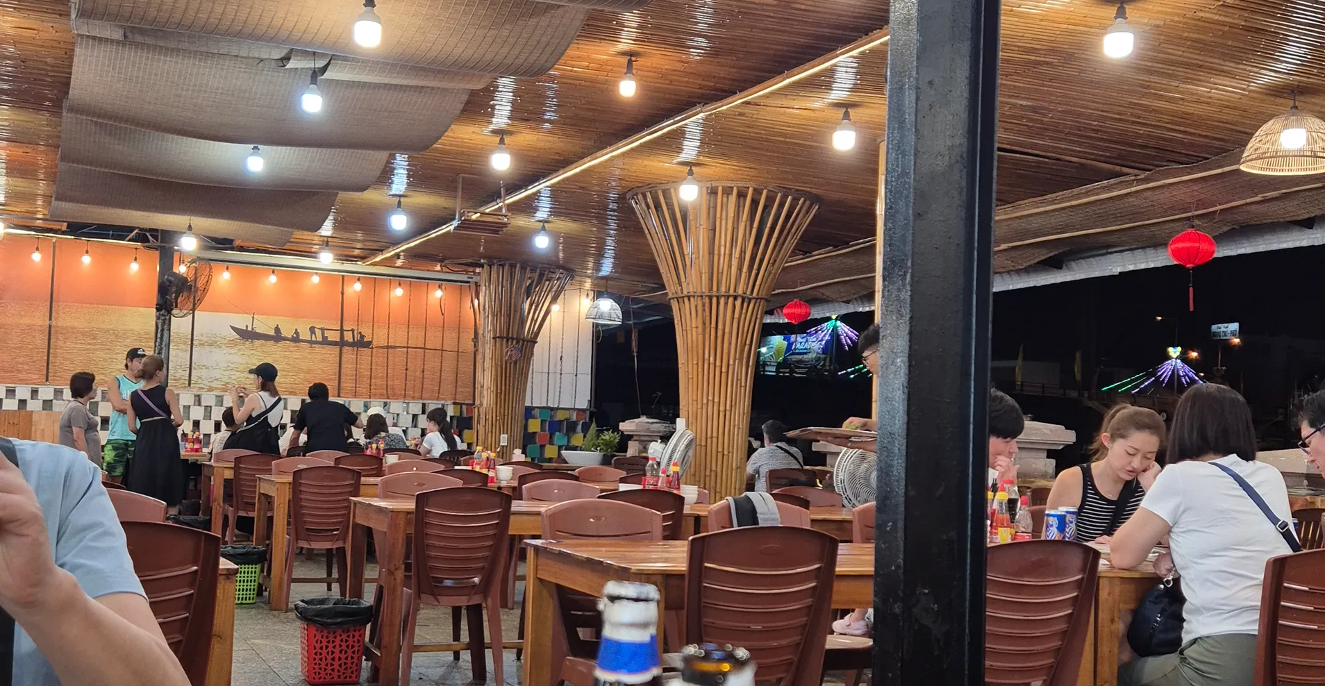 푸꾸옥 야시장 노천 식당 내부 전경