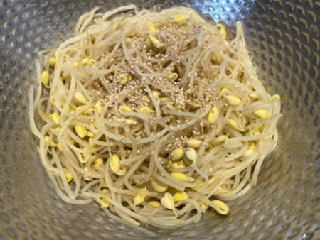 콩나물 무침에 깨소금 듬뿍 넣어 톡톡 씹히는 식감 주기