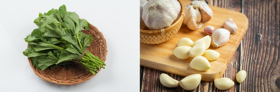 왼쪽은 야생에서 채취를 한 아욱을 잘 세척해서 한묶음 모아서 끈으로 묶은 훙 대나무로 만든 소쿠리에 놓고 찍은 사진이고&#44; 오른쪽은 마룻바닥 위에 나무도마를 두고 그 위에 통마늘을 담은 소쿠리와 그 옆에 깐마늘을 여러개 놓아두고 찍은 사진