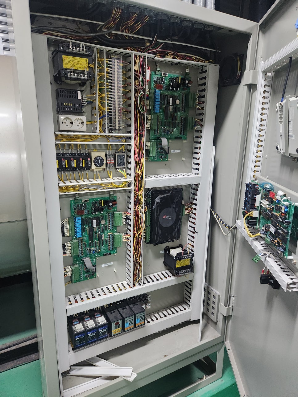 MCC-A 컨트롤러 RTU-M 방재실에서 사용 중이던 MCC-A RTU-M 컨트롤러가 통신 불능 상태에 빠지면서
원격 감시 기능이 마비되고,
일부 제어 신호 전달이 지연되는 문제가 발생했습니다.
방재 시스템 특성상 실시간 감시와 제어가 핵심이기 때문에, 해당 기관에서는 신속한 복구를 위해 긴급 출장을 요청
현장 도착 후 장비를 점검한 결과,
통신 포트부 회로에 불량 소자가 발생하여 데이터 송수신이 정상적으로 이루어지지 않았고,
추가적으로 전원부 회로에서도 노후화된 부품 일부가 불안정한 동작을 일으키고 있음을 확인했습니다.
통신부 불량 소자 교체 및 회로 리빌드
전원부 보강 작업을 통해 안정성 확보
장비 재조립 후 현장 시스템과 연동 테스트 진행
실제 방재 관제 네트워크와 연계하여 통신 정상 동작 여부 확인
수리 결과
통신 불능 증상 완전 복구
RTU-M 컨트롤러 정상 작동 및 데이터 송수신 원활
방재실 모니터링 및 제어 기능 정상화
현장 담당자 즉시 재가동 확인 완료
수리 과정 by 메트영남