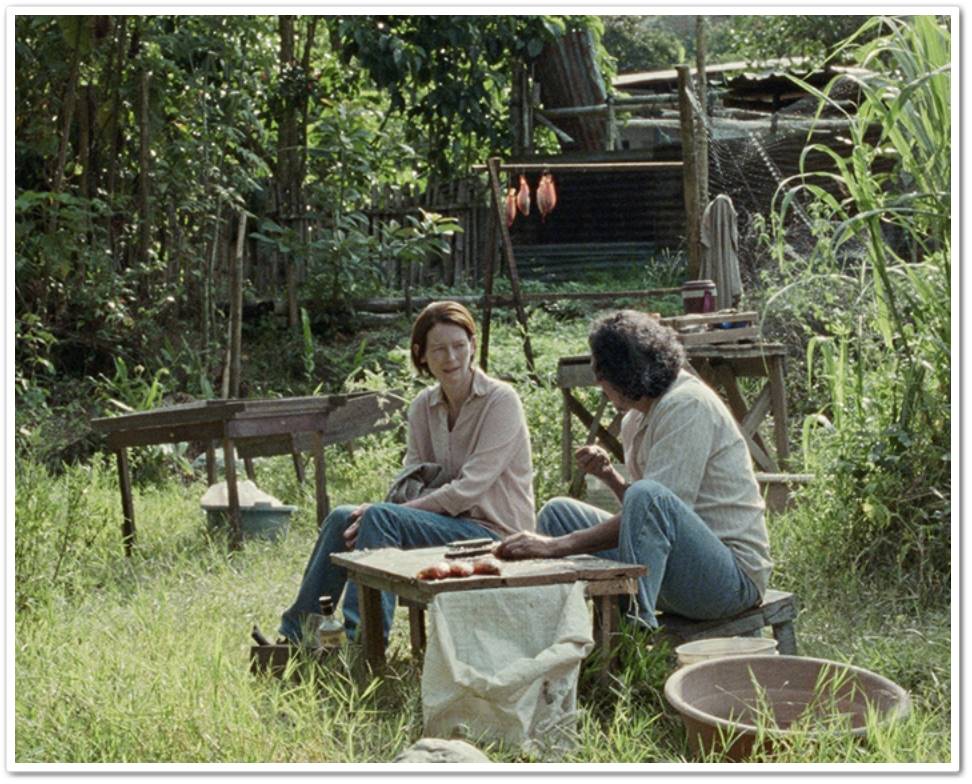 제시카와 에르난이 숲 속에서 대화하는 장면