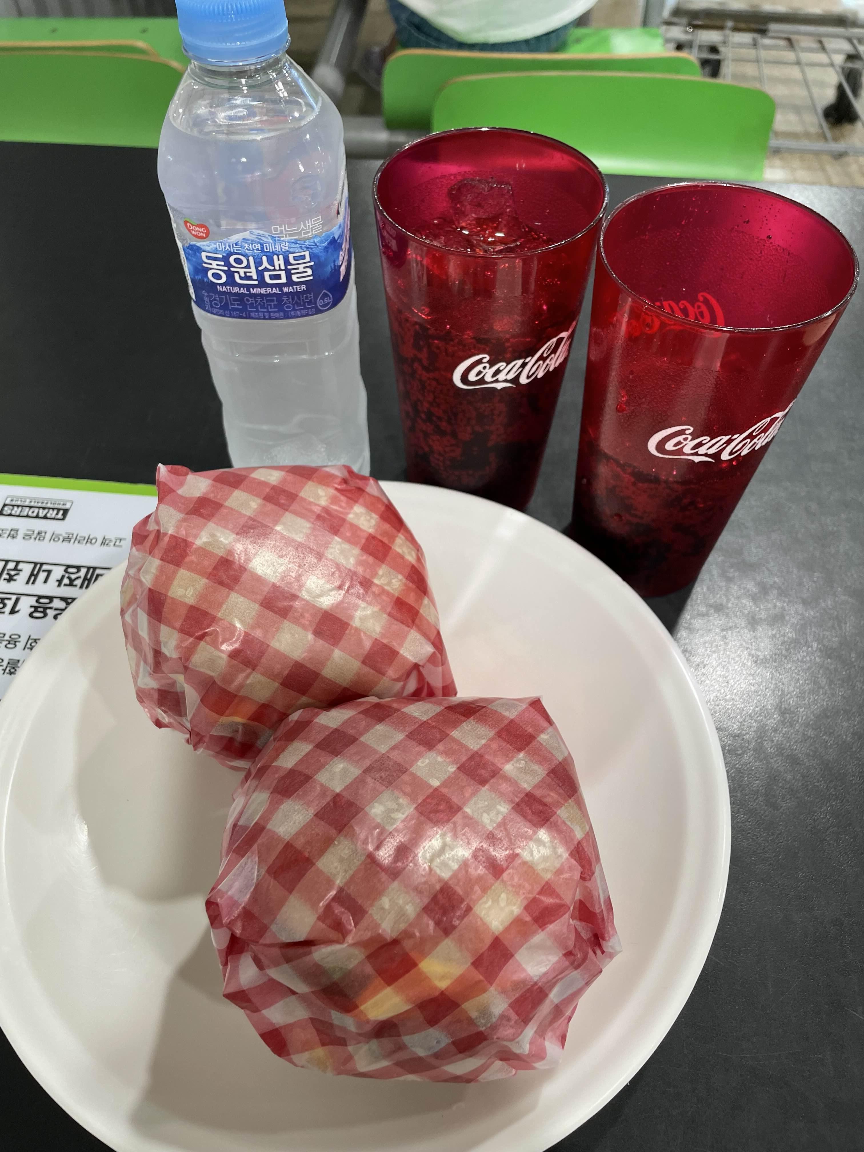 더블미트 햄버거와 탄산음료 제공 모습