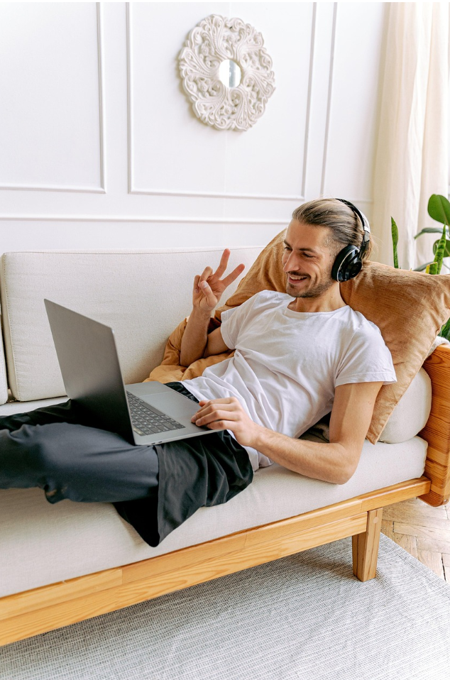 노트북과 커피가 있는 테이블, 유튜브 촬영을 준비하는 듯한 분위기