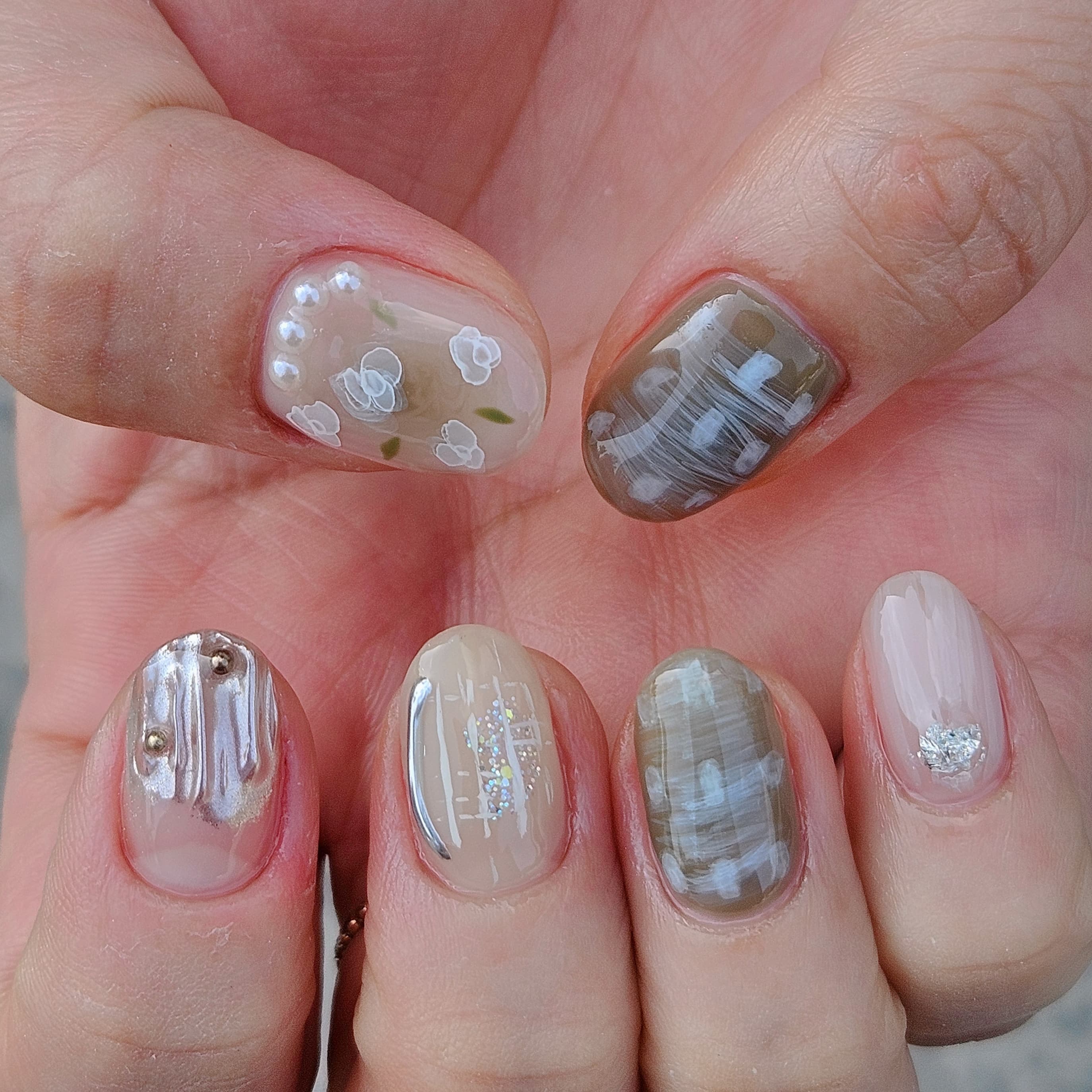 유행하는 네일 기법 총정리: 마블, 프렌치, 글리터, 오로라