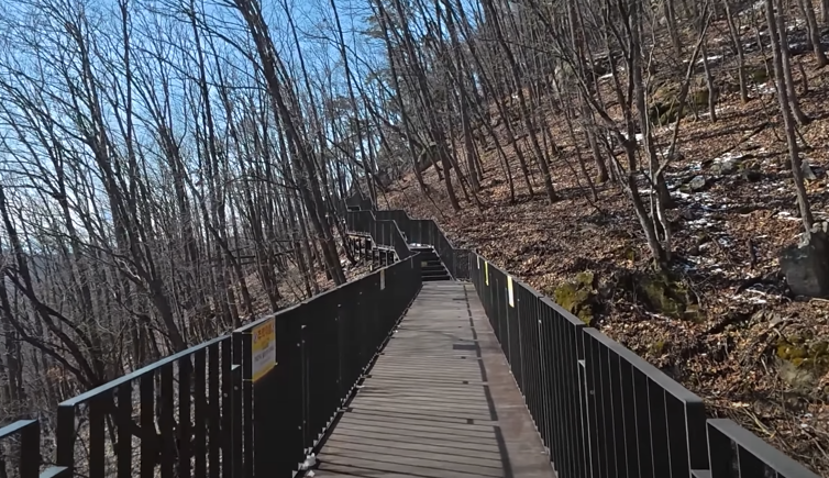 소금산의 데크길은 이렇게 여러 소개산의 모습을 보며 걸을 수 있도록 산기슭의 요모조모를 두루 지나치게 연결되어 있습니다. 