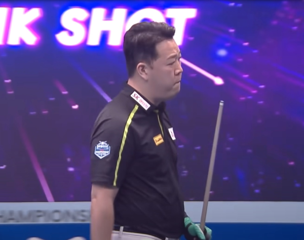 PBA투어 프로당구선수 -강동궁 선수가 샷을 하고 있는 모습