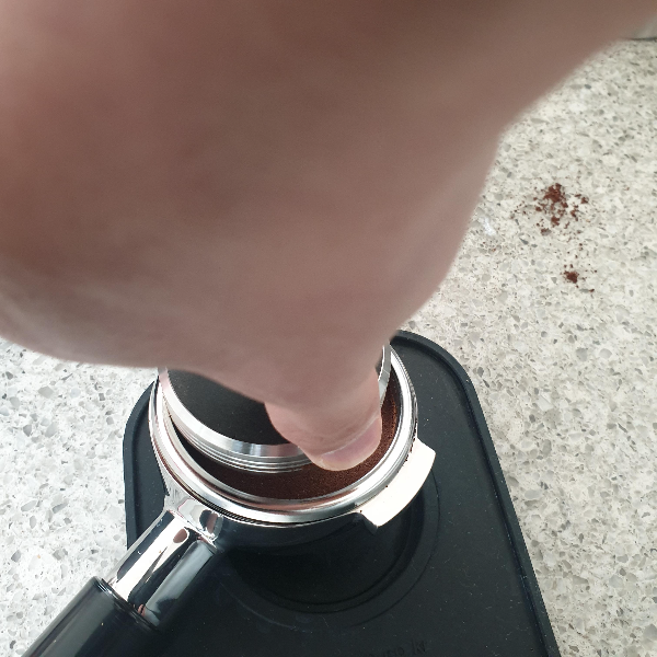 에스프레소 추출 루틴: 맛있는 에스프레소를 추출하기 위해 필요한 것들_탬핑