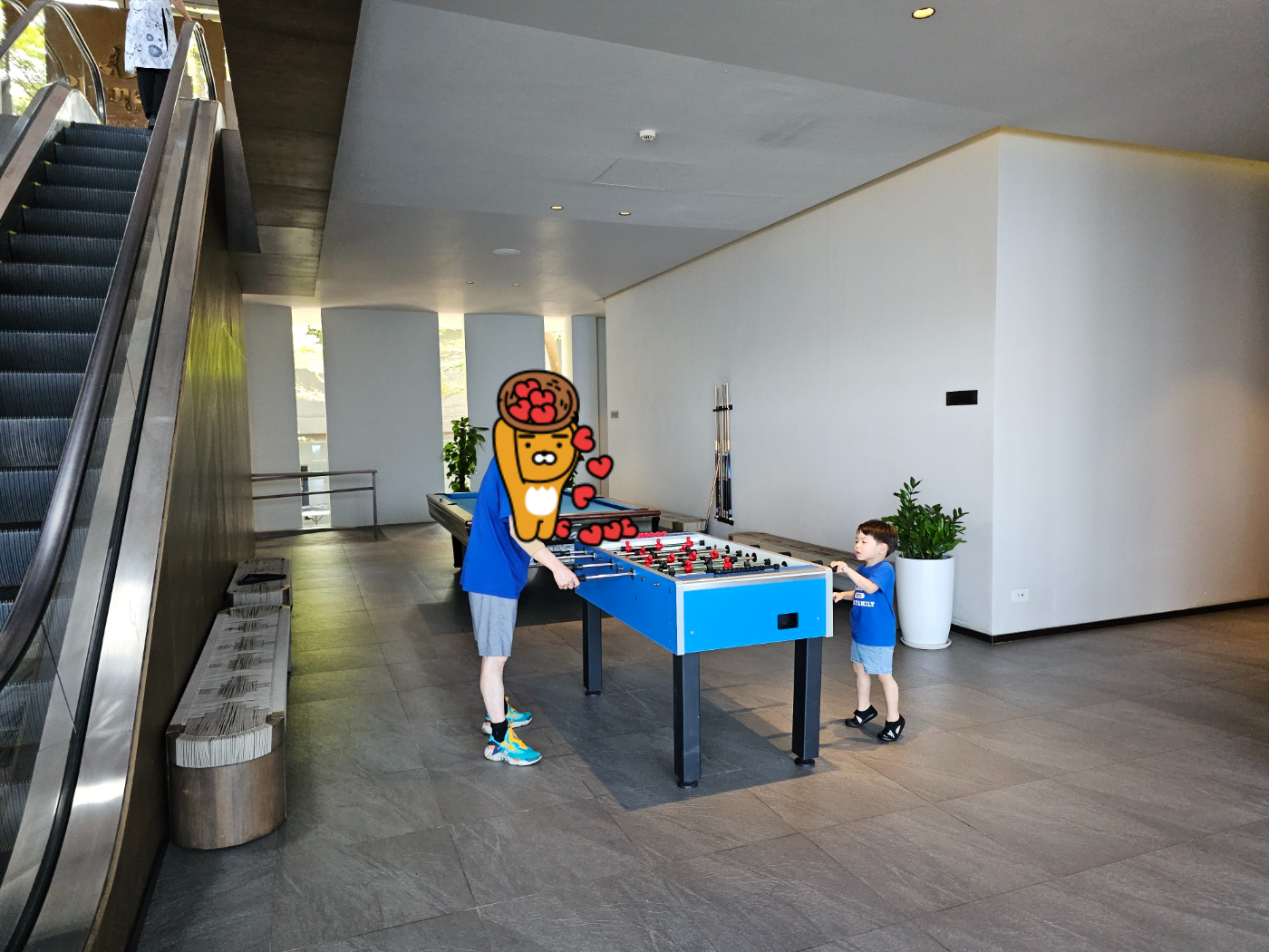 체크인 절차를 진행하며