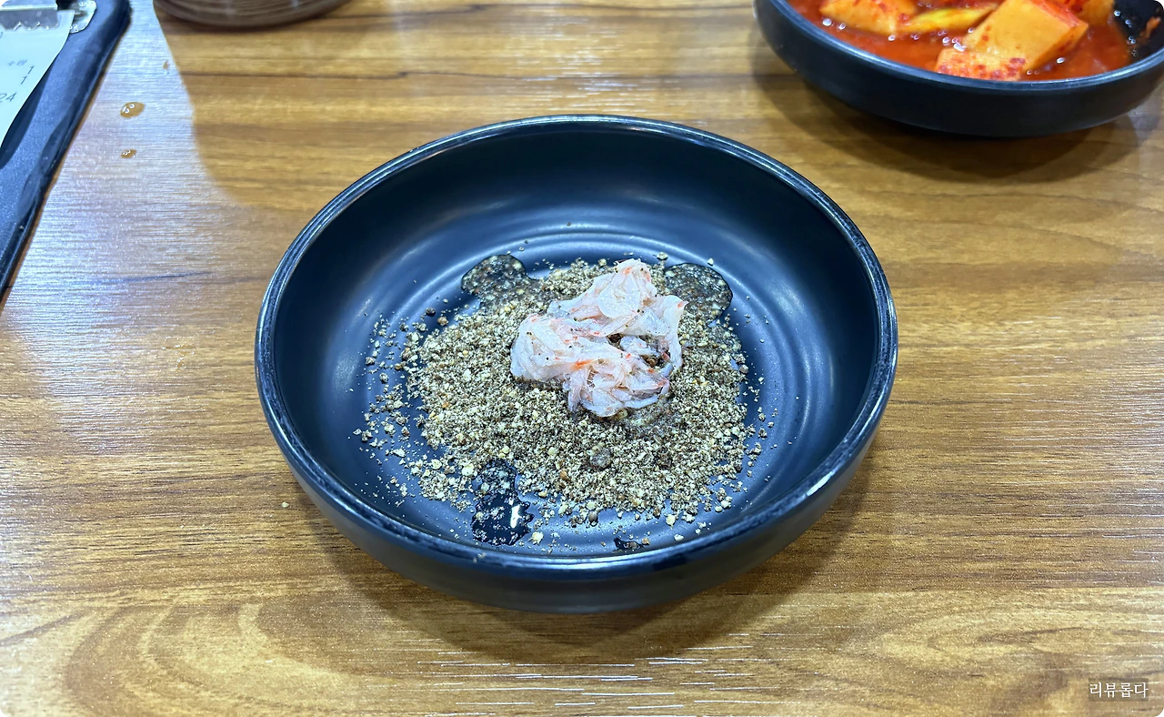 청담순대국 일산점 - 들깨가루와 새우젓