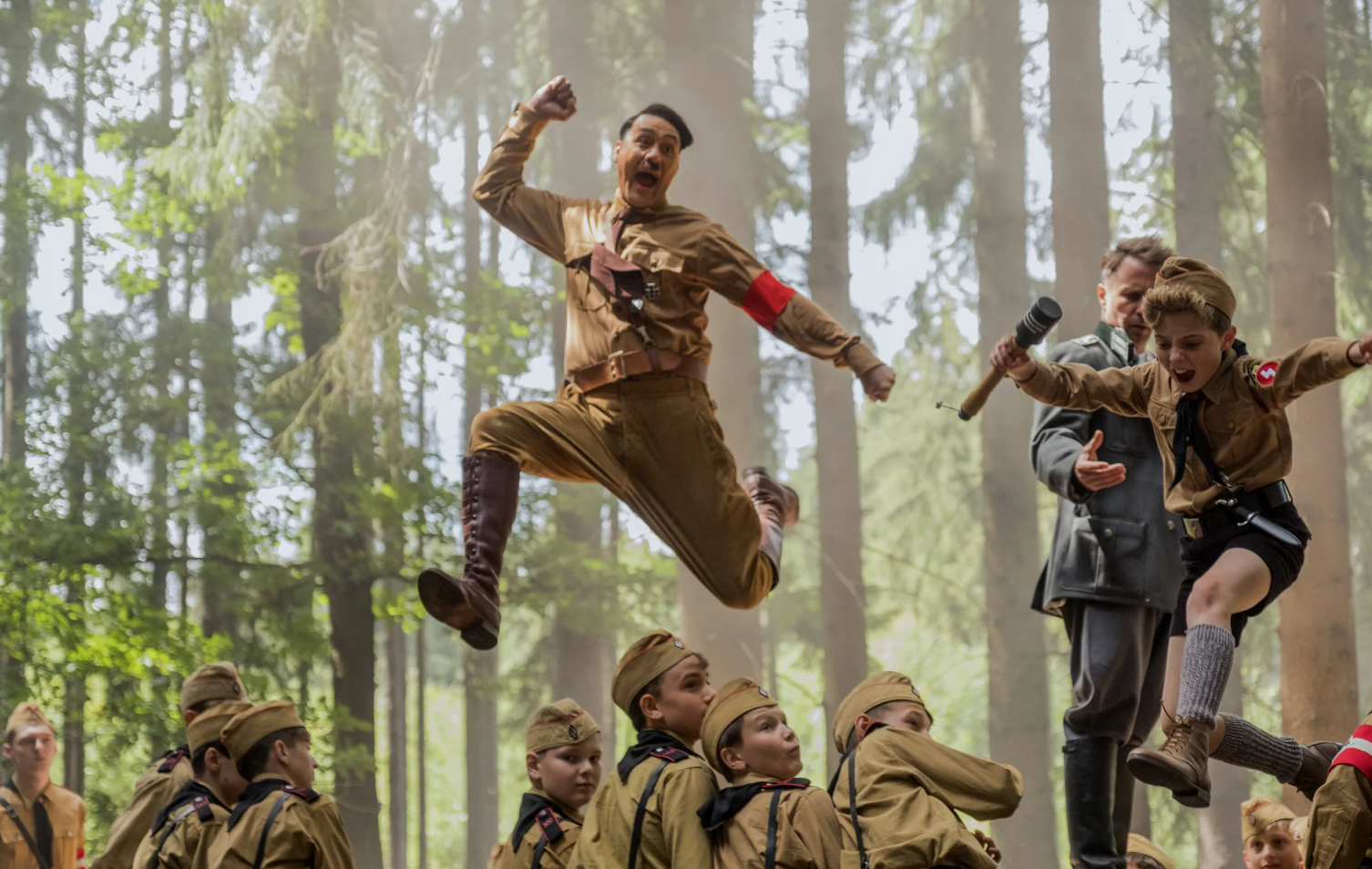 조조 래빗 한 장면