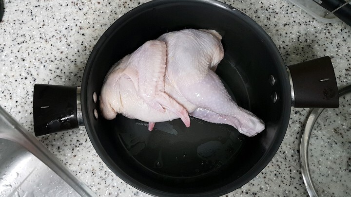 생닭 씻어 넣기