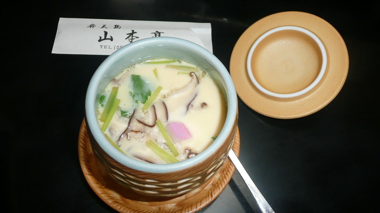 다양한 채소를 넣어 만든 계란찜