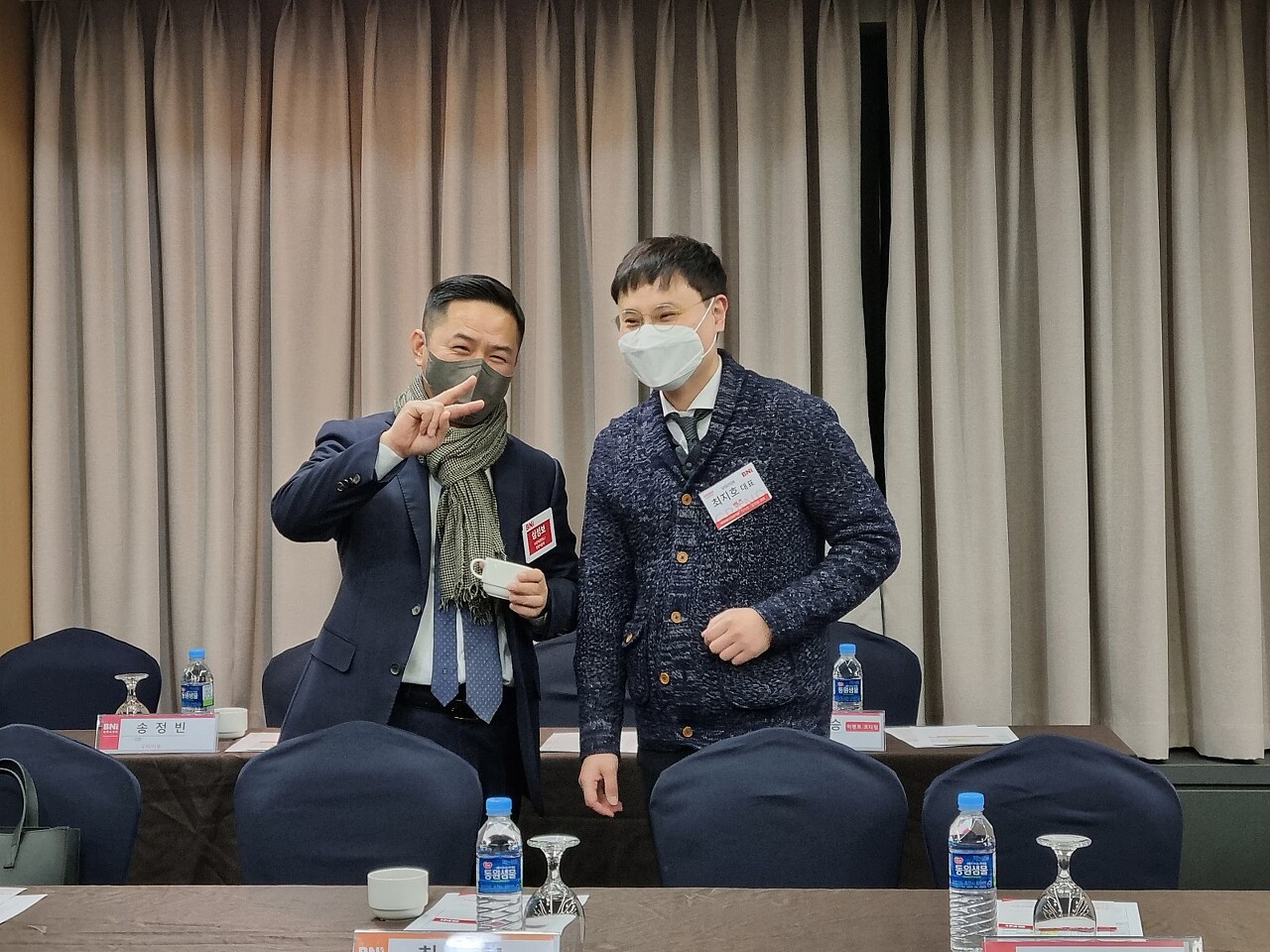 비엔아이 그랜드챕터 전문분야 벤츠의 심성보 대표님과 비지터가 함께 활짝웃으면서 V포즈를 하는 사진입니다.