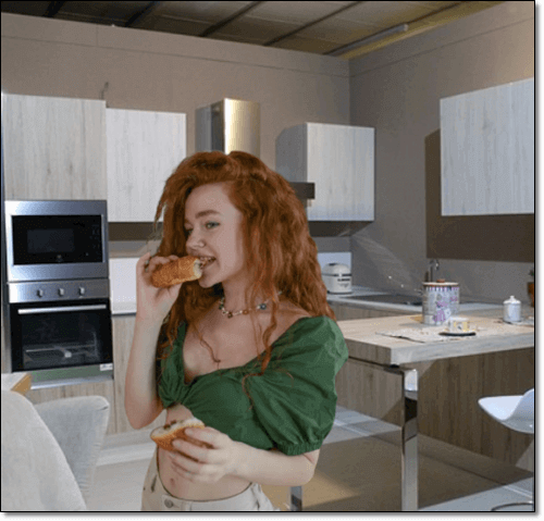 호밀빵 먹는 여성