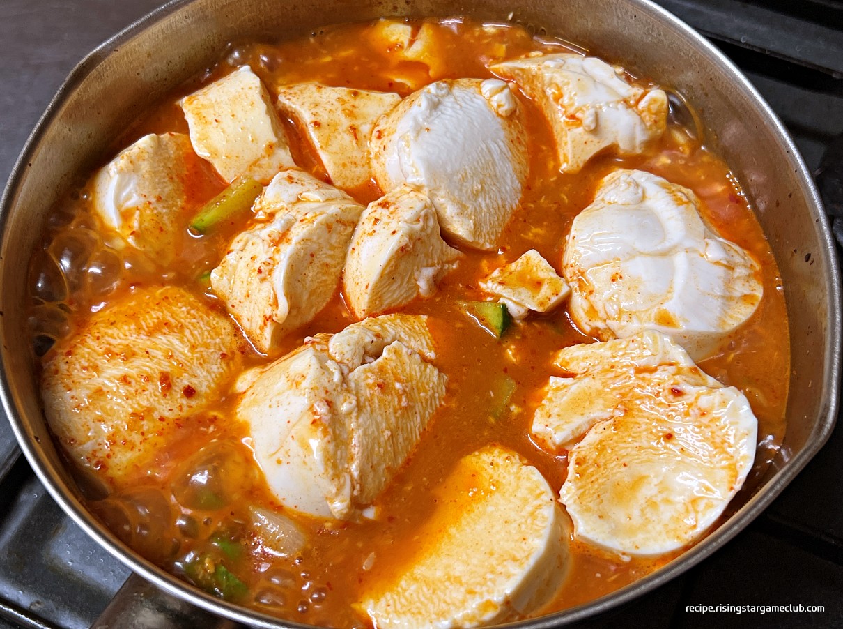 순두부 찌개에 넣은 순두부를 적당한 크기로 잘라놓은 사진