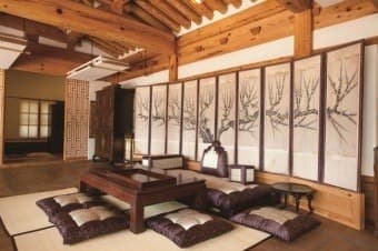 전통 가구 배치와 현대 인테리어 심리학 비교