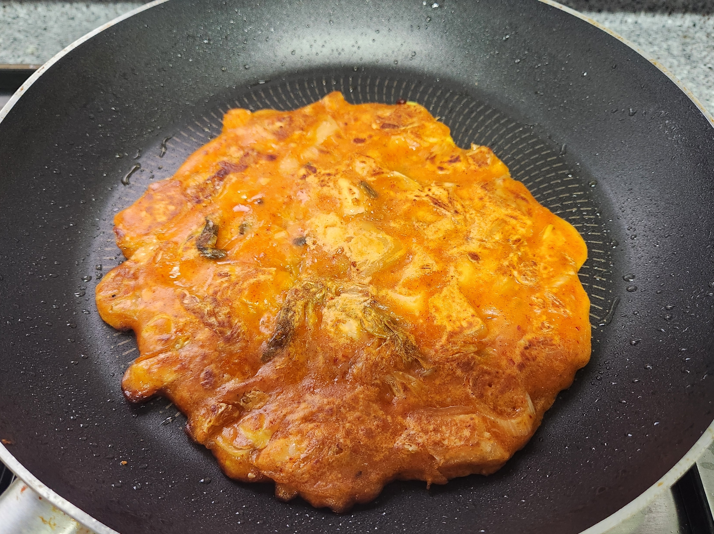 노릇하게 부쳐지는 김치 부침개의 이미지