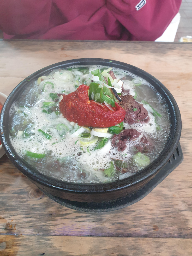 김이나는 국밥에 빨간 다진 양념이 올라가 있다. 순대가 중간 중간 보인다.