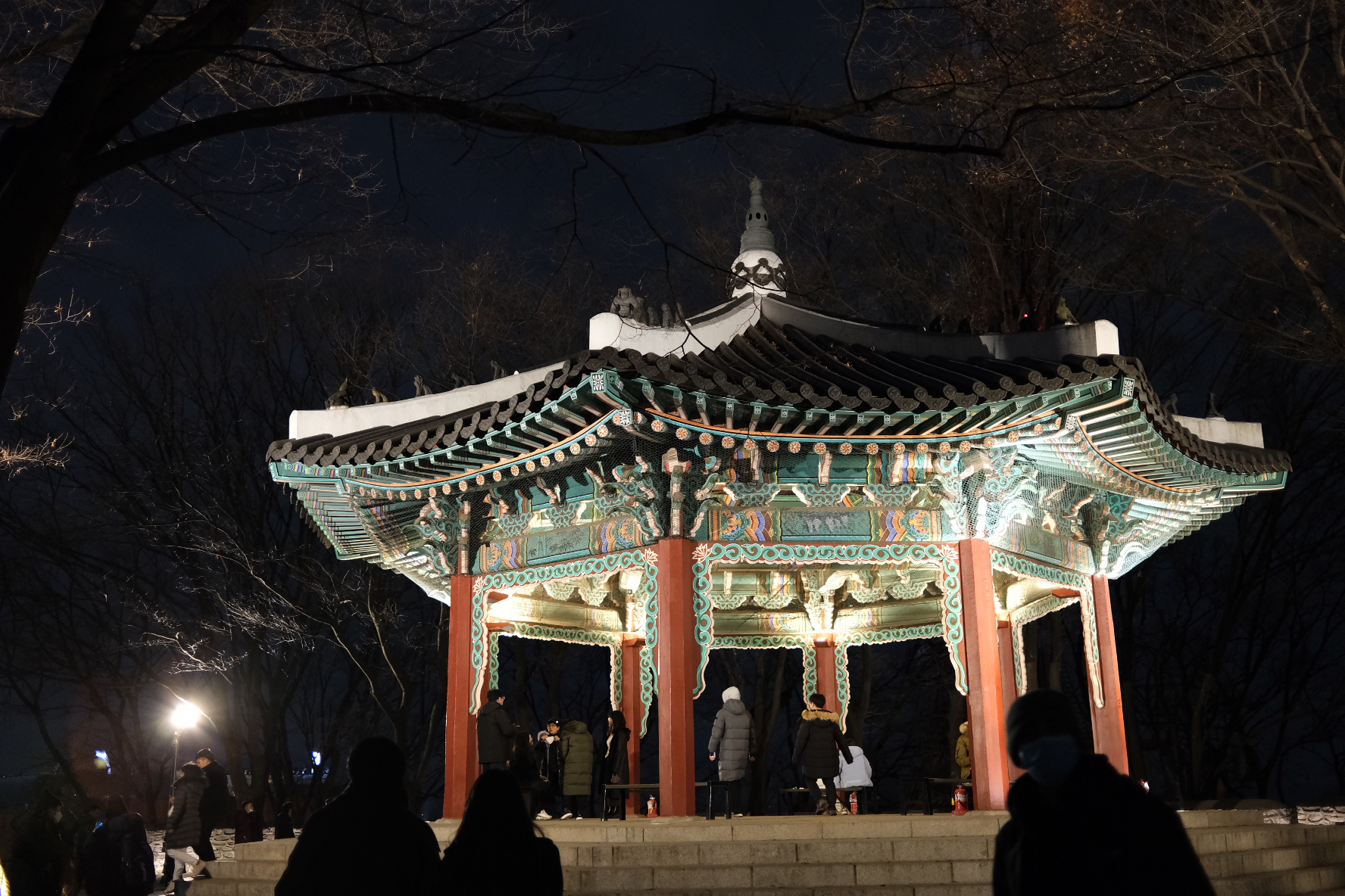 환하게 밝혀진 남산팔각정