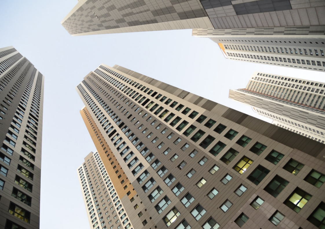 고층-아파트단지를-올려보는-사진