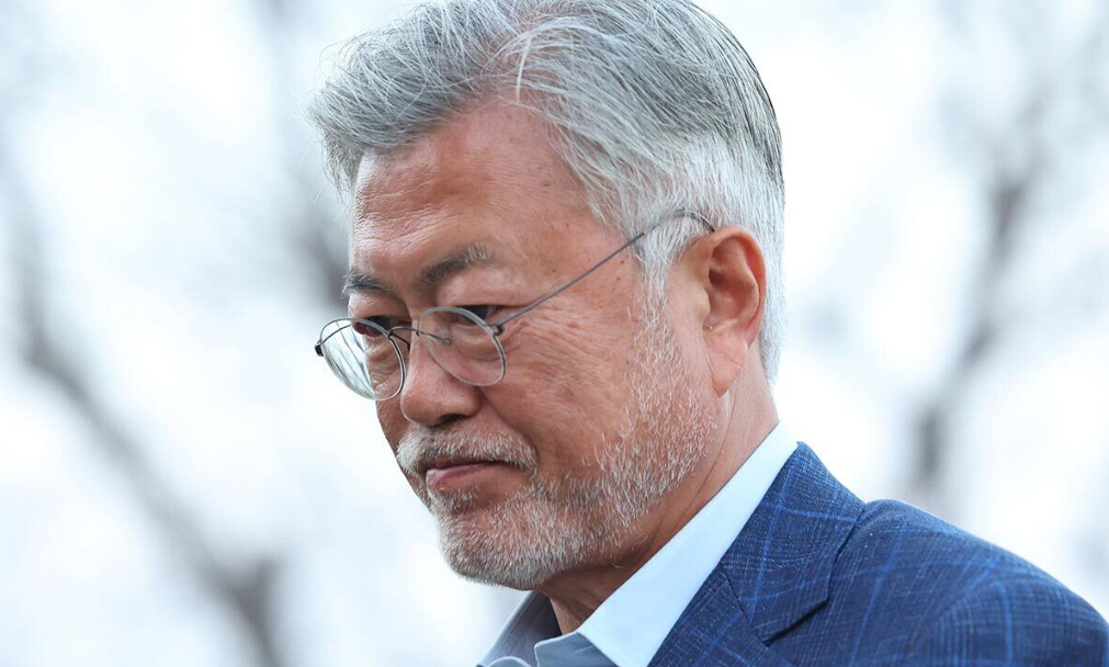 문재인 전 대통령, 뇌물수수 혐의로 재판에…사건의 전말은?