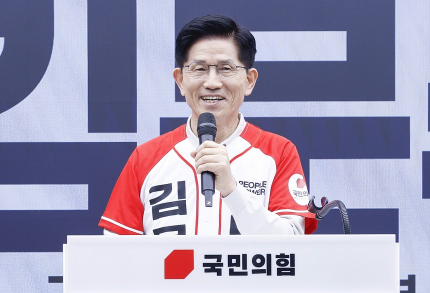 김문수 국민의힘 대통령 후보가 12일 오전 서울 여의도 중앙당사에서 열린 중앙선대위 임명장 수여식에서 인사말을 하고 있다.