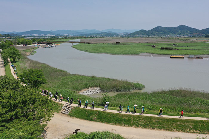 국민 건강 트렌드 ‘맨발걷기운동’ : 맨발걷기법·어싱길 효과·전망 분석
