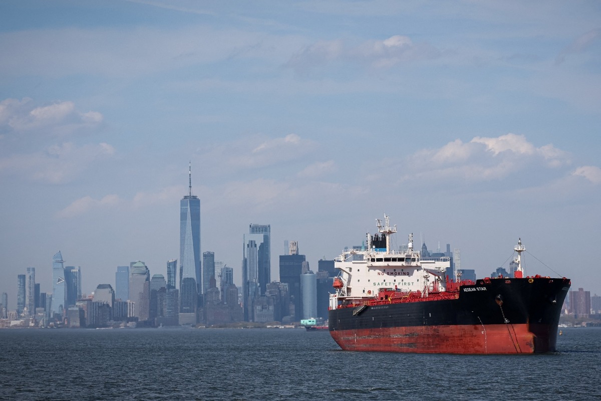 국제 유가 폭락과 국내 휘발유 2,000원 돌파의 역설: 호르무즈 개방 및 유가 전망 분석