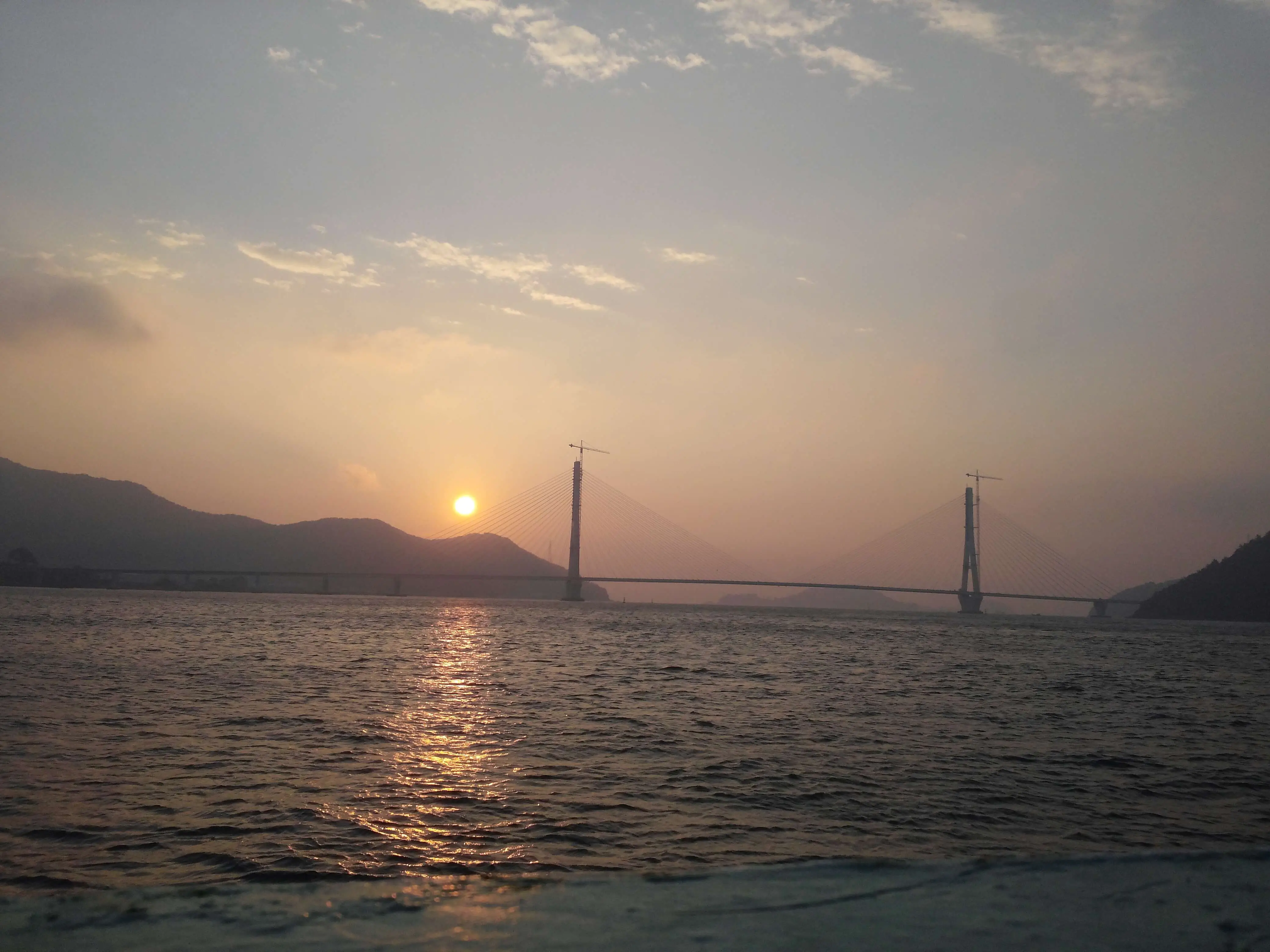 바다에서 본 일출모습 해가 떠오르고있는 사진