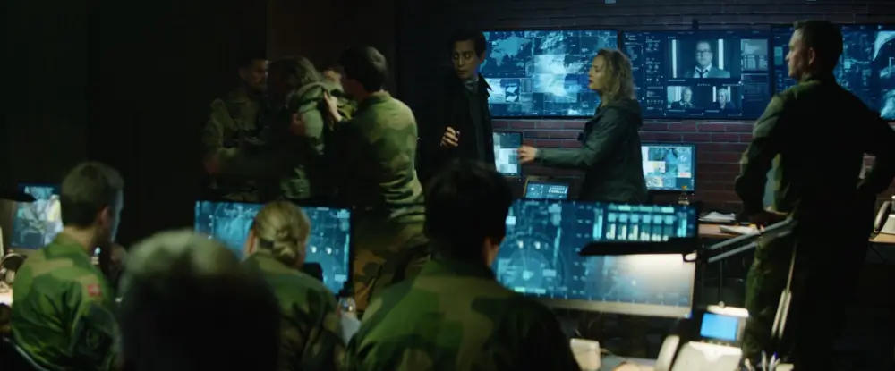 군인들에게 쫓겨나가는 토비야스